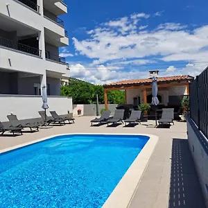Aa 2 Apartment Trogir